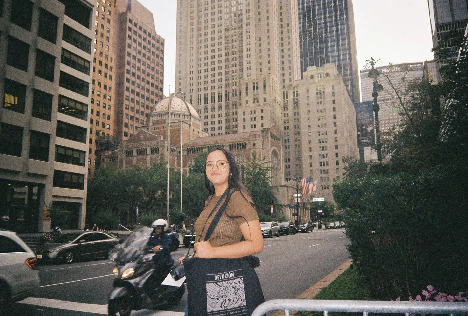 DEVOCIÓN ZIPPER TOTE Devoción